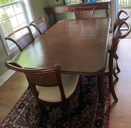 Henredon Haynes Dining Table with 8 Henredon Chairs (Two are Armchairs)