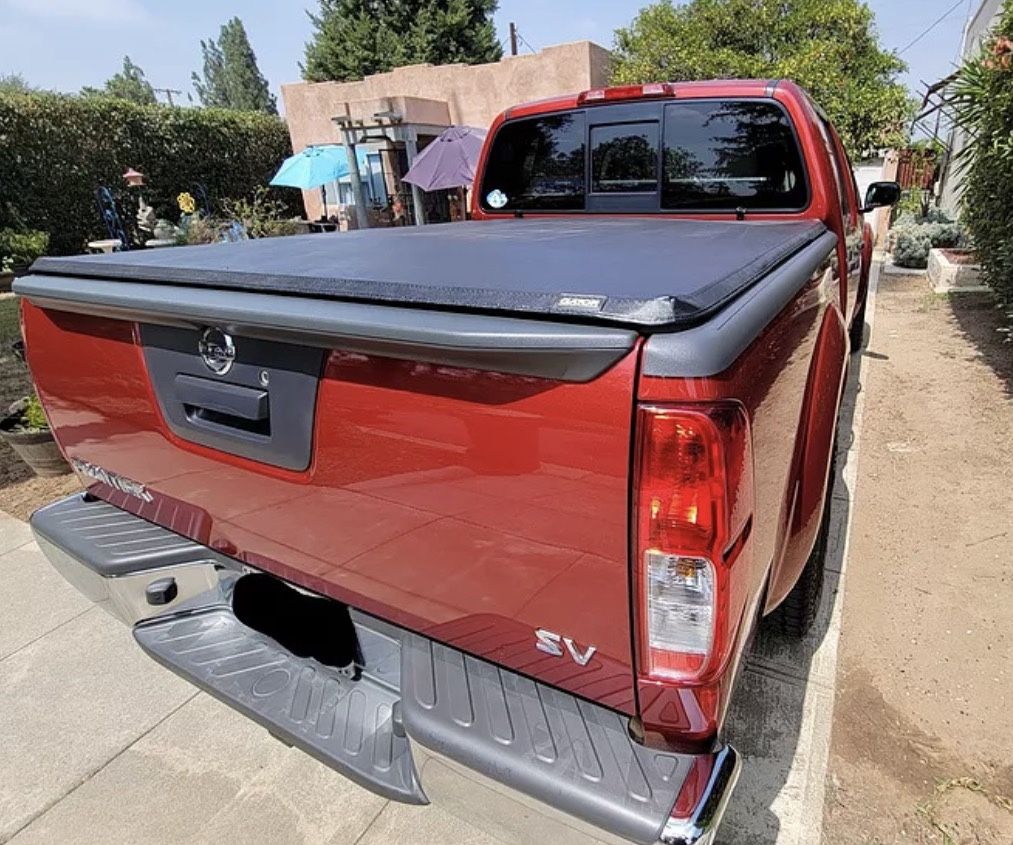 Fits 2023 Nissan Frontier 5’ Bed - Gator SFX TriFold Tonneau Cover
