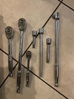 Snap on tools 3 ratchet,4 extensions, 1 swivel breaker bar,  2 set of sockets selling altogether firm