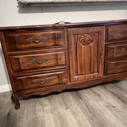 Dresser & Mirror  *pick Up Only *