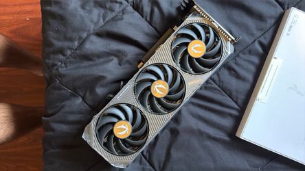 GeForce RTX 5080 triple fan