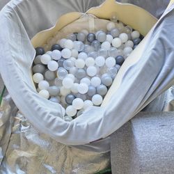 Soft Play Ball Pit. Ball Pit Needs  a New Cover Or Zipper To Be Fix