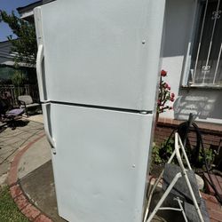 KENMORE MEDIUM SIZE REFRIGERATOR/Freezer