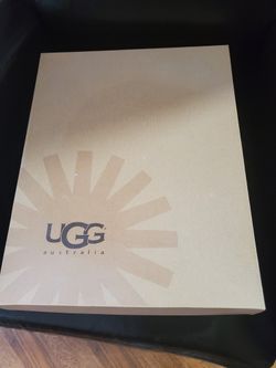 UGGS Women Classic Short Size 9