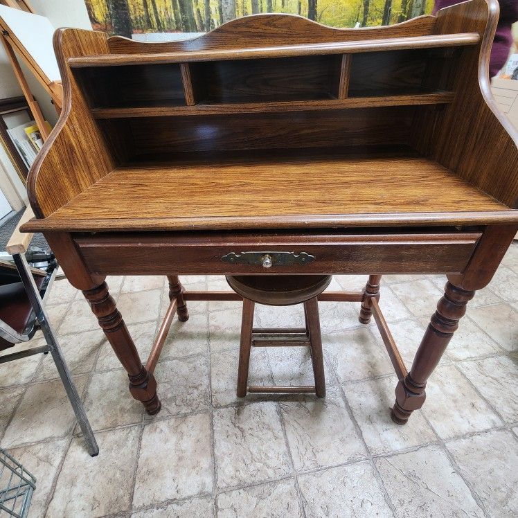 Antique Style Reception/checkout In Desk