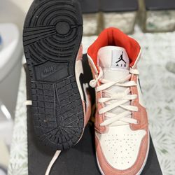 AIR JORDAN 1 MID SE (GS) TEAM ORANGE/BLACK-SAIL-WHITE
