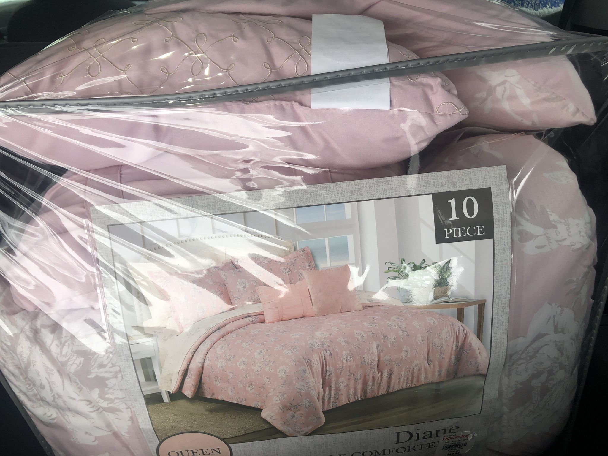 King Size Comforter Set.10 https://offerup.com/redirect/?o=UGllY2VzLm5ldw==.includes Sheets.$80 Or Best Reasonable Offer 