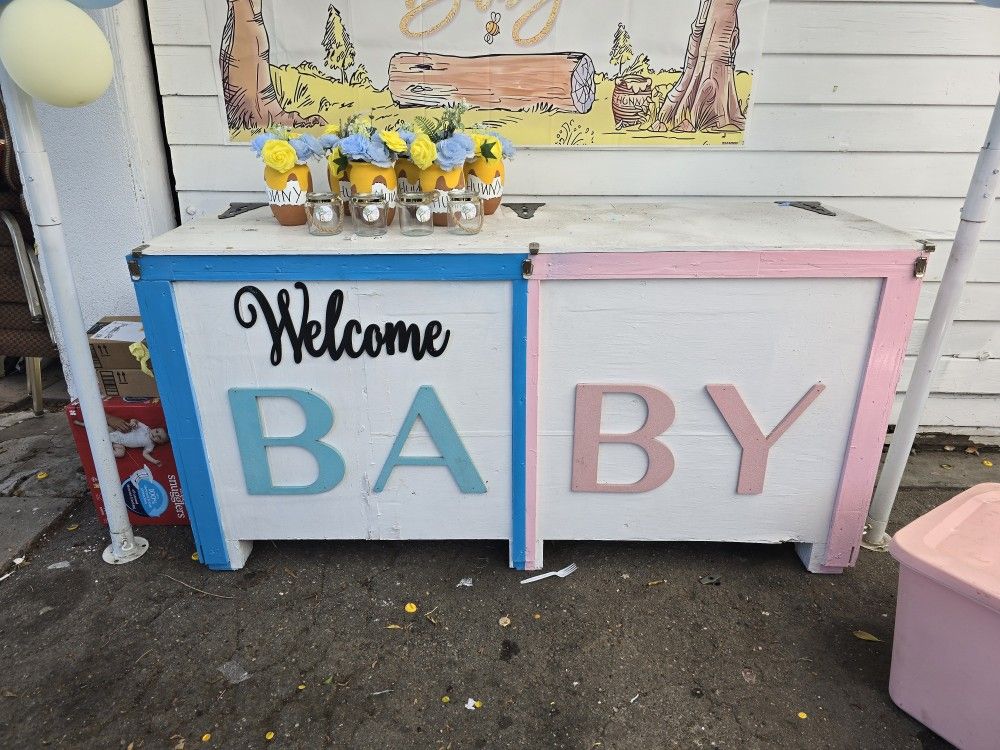 Babyshower and Gender Reveal wooden trunk