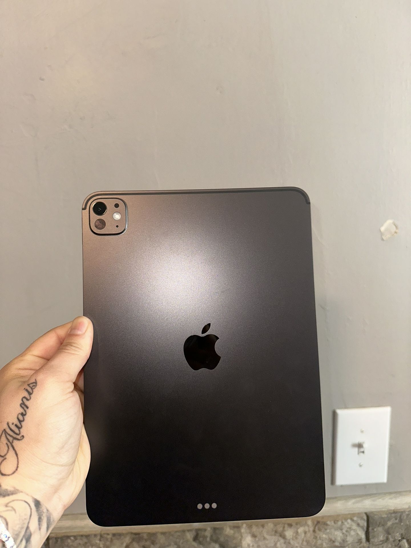 I Pad Pro 11 Inch (m4) With keyboard Comes with Charger
