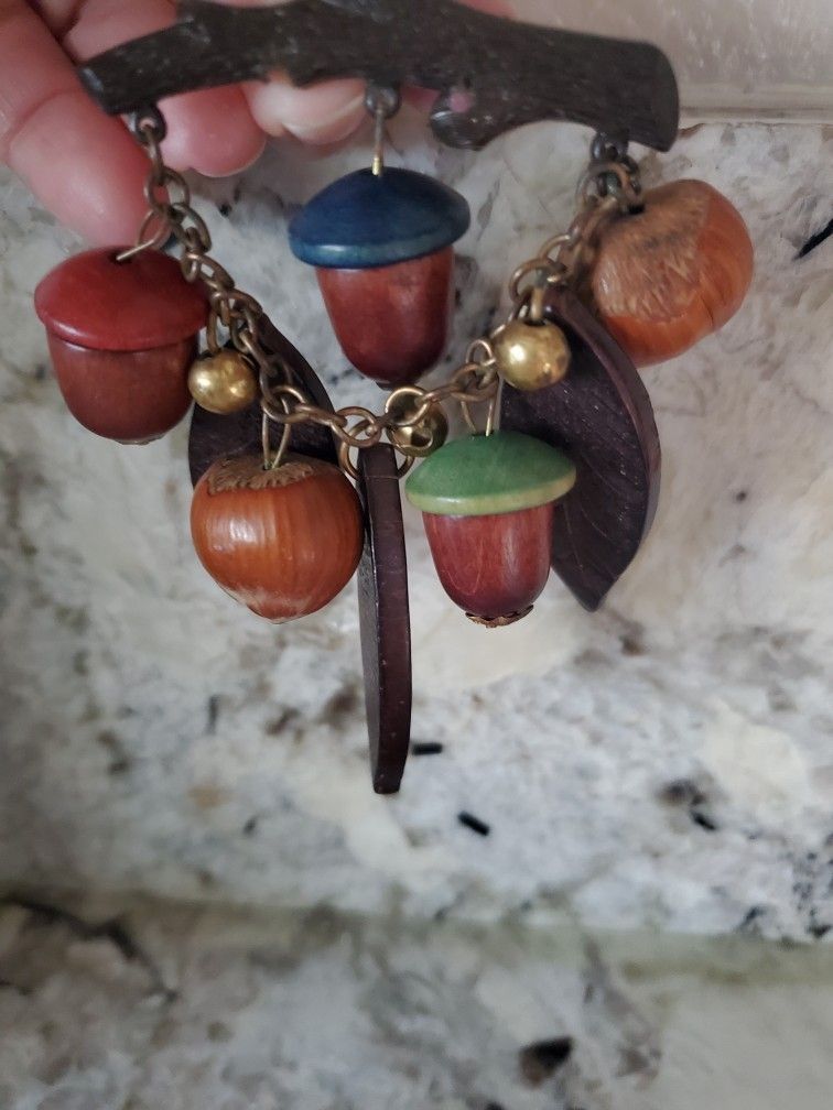 1940'S ACORN CARVED WOOD BROOCH MINT