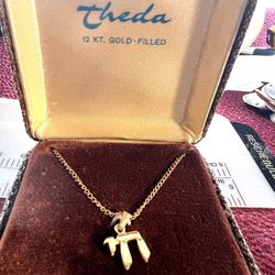 12K gold filled Judaica Jewish Modern Chai pendant & Necklace 7,5in original box.