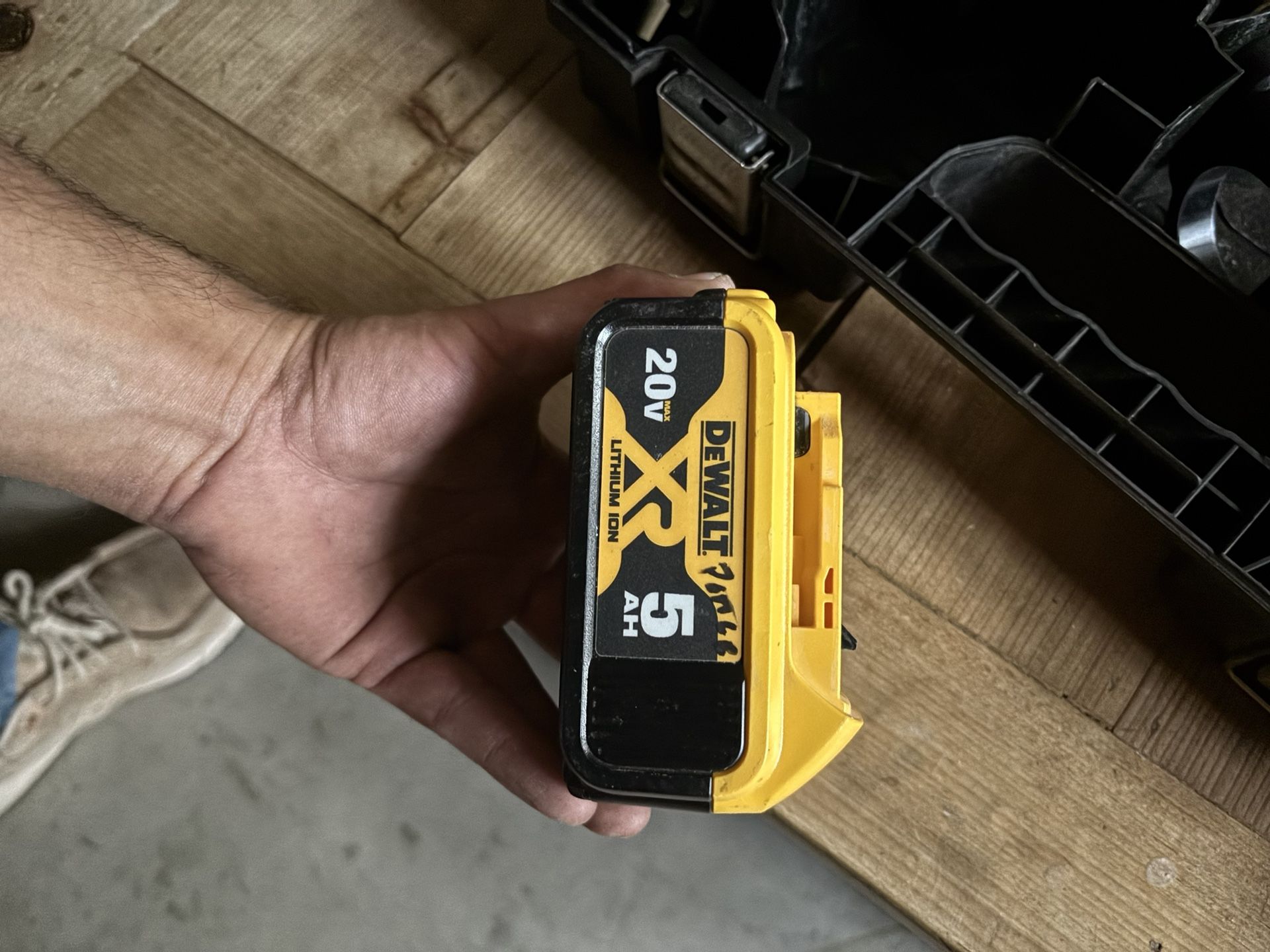 Dewalt 5 Ah Battery (x2) + Charger