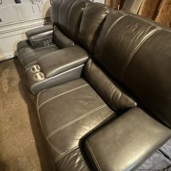 Love Seat Reclinable With Console 