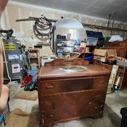 Dresser With Mirror