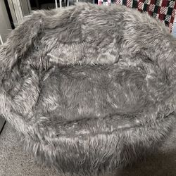 Cozy Faux Fur Chair – Soft & Stylish!