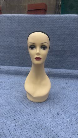 2 mannequin heads