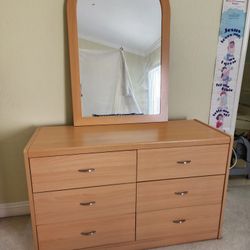 Dresser With Mirror
