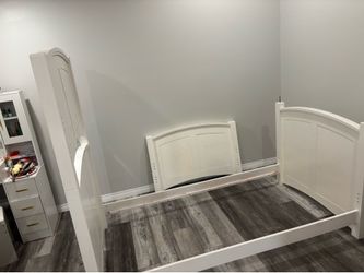 Bunk bed, twin mattresses