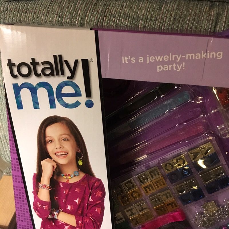 NEW: TOTALLY ME! Jewelry kit 650 pcs.