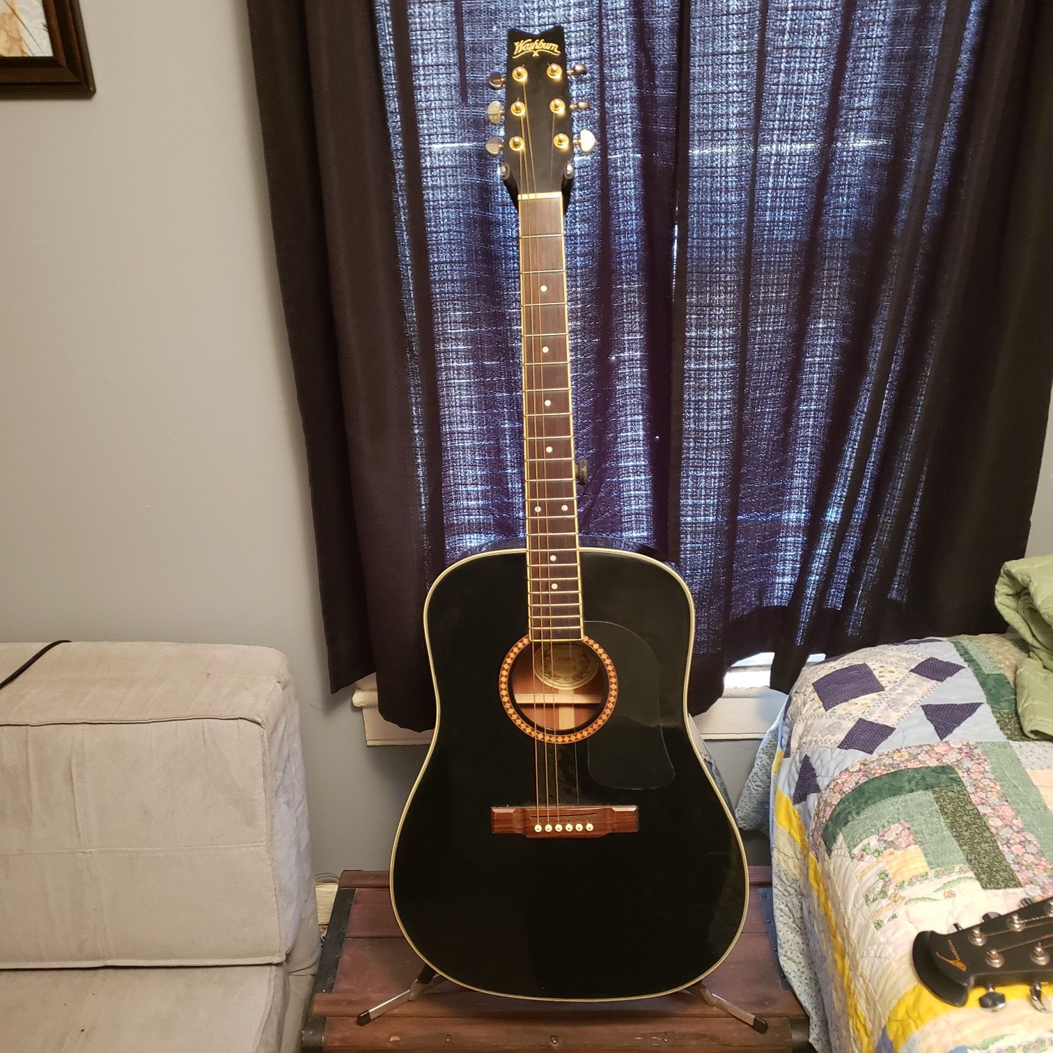 WASHBURN ACOUSTIC GUITAR