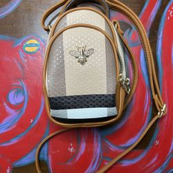 Cute Bee Mini Crossbody Bag – Neutral Color Block – Small Purse / Travel Bag