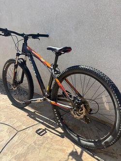 Trek marlin 5 Mountain Bike with Maxxis Tires and Disc Brakes