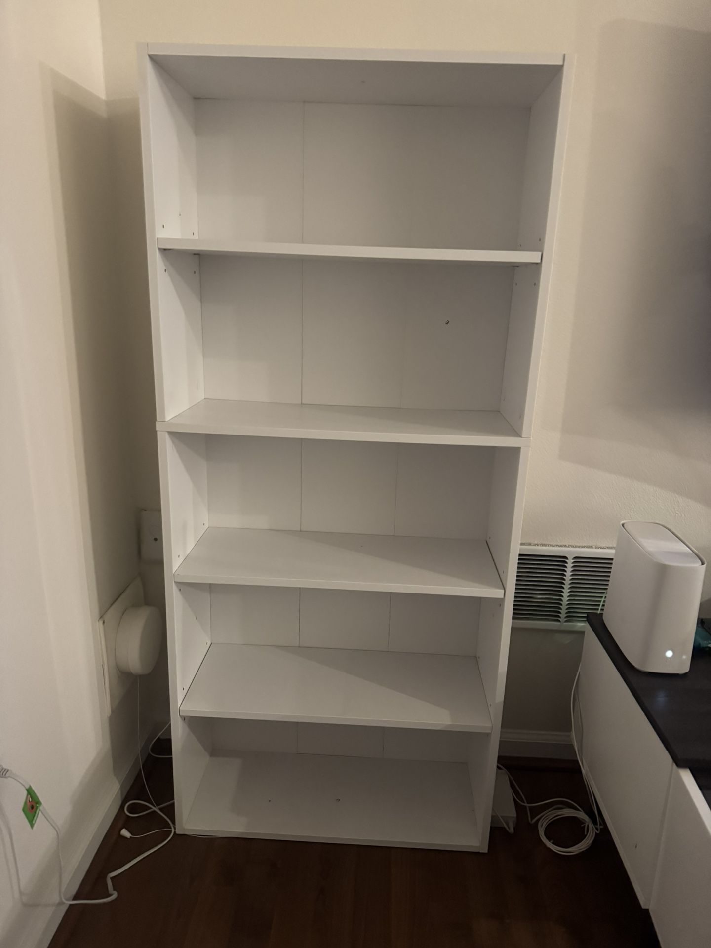 📚 White 5-Shelf Bookcase – Sturdy & Great Condition