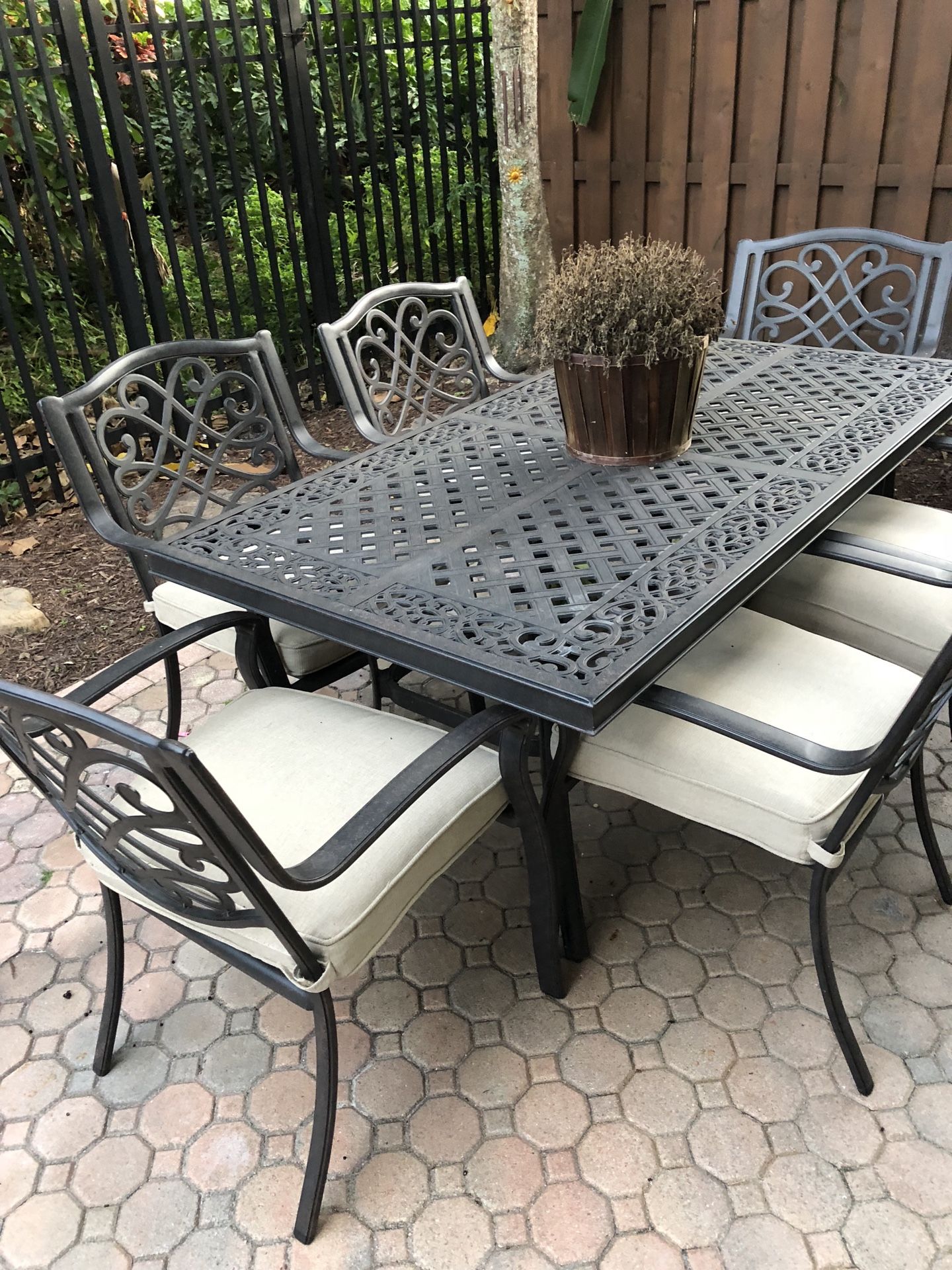 Macy’s Patio Set (Table + 6 Chairs w/ cushion) for Sale in Pembroke Pines, FL OfferUp