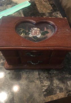 Jewelry box and jewelry