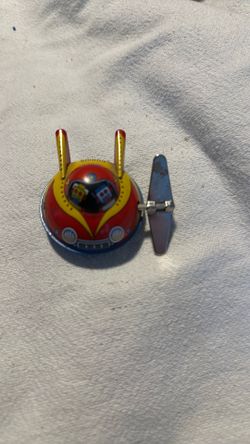 Vintage style tin win - up flying saucer toy