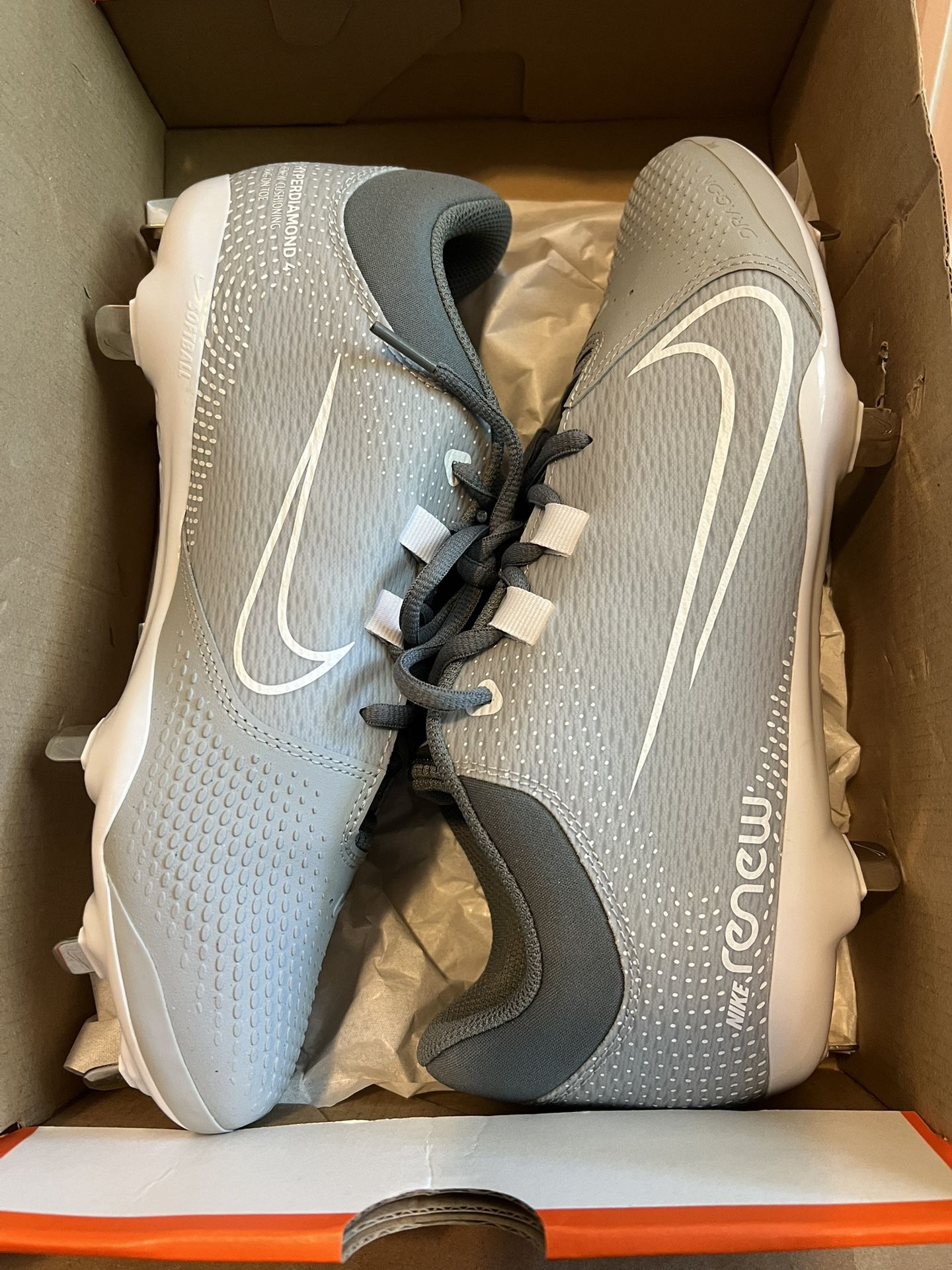 Brand new women’s hyperdiamond 4 pro softball cleats