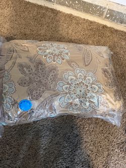 Queen size bedroom set, including decorative pillows