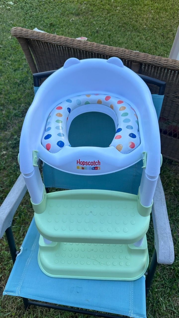 Navigating Training Using Keyboard Hopscotch Lane Toddler Potty Training Seat small crack on bottom step ...
