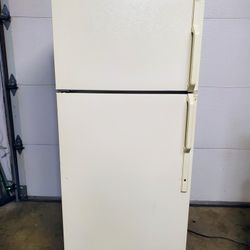 GE Refrigerator (Delivery Available)