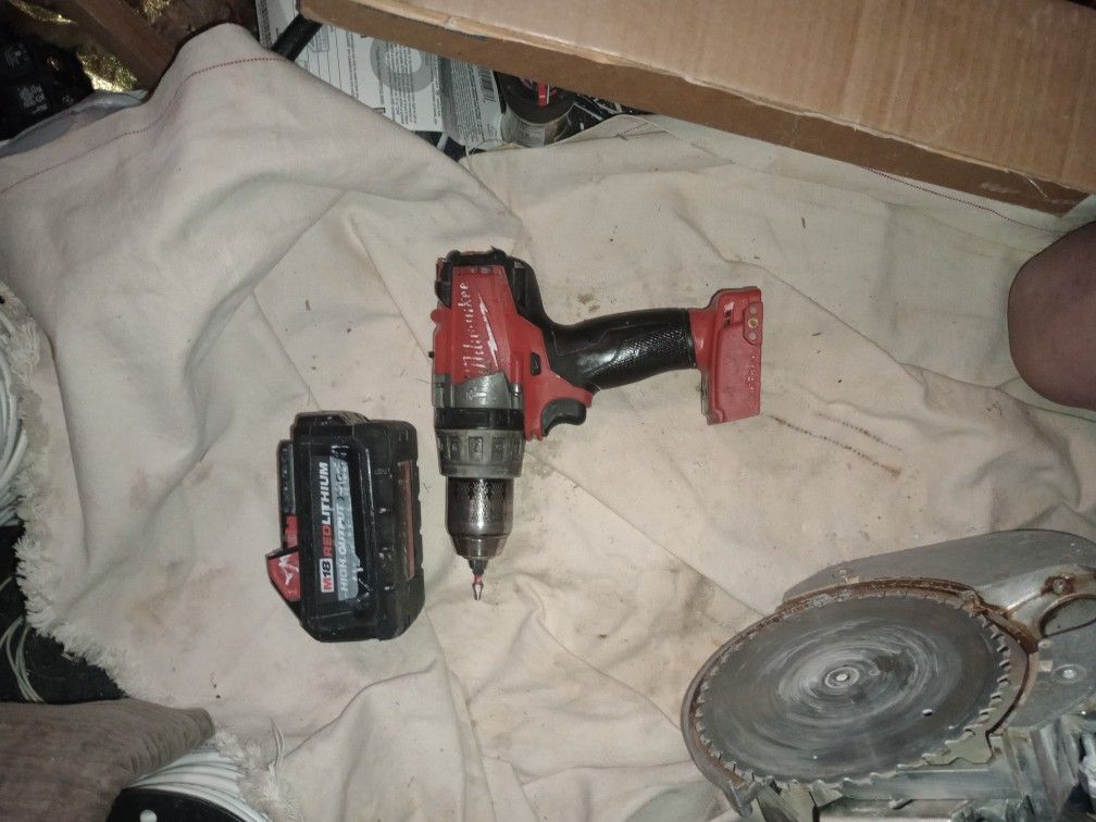 Milwaukee 1/2  Drill /Driver Cat No 2706 With M18 Xc6. 0  6.0 Ah Battery Pack Red Lithium  Fuel Battery