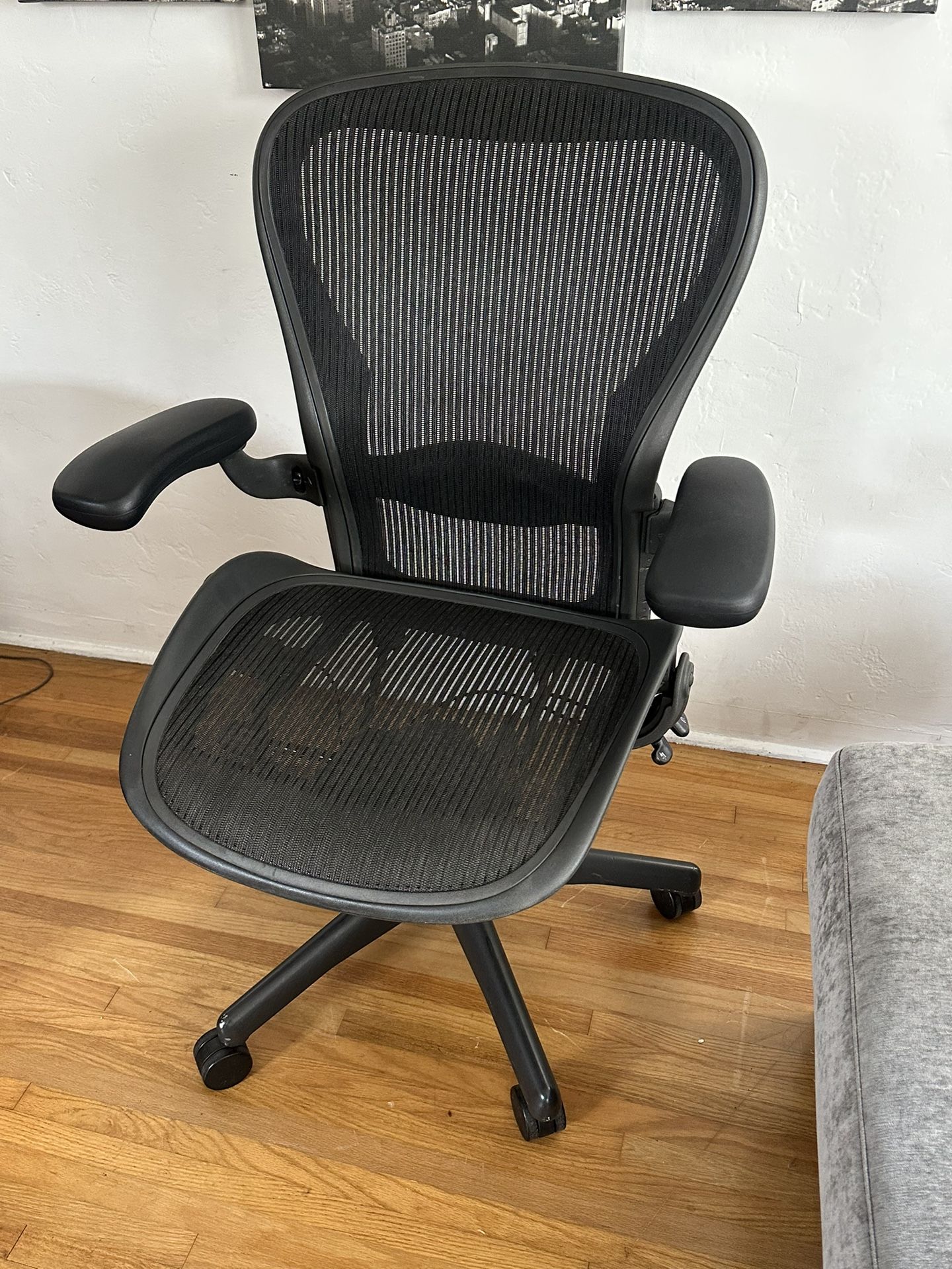 Herman Miller Aeron Fully Loaded Size B In Excellent Condition.
