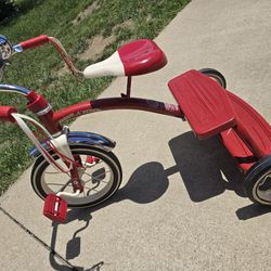 Radio Flyer, Classic Red Dual Deck Tricycle, 12" Front Wheel, Red
