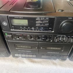 GE  Boombox. Portable  Cd,  Dual Cassette 