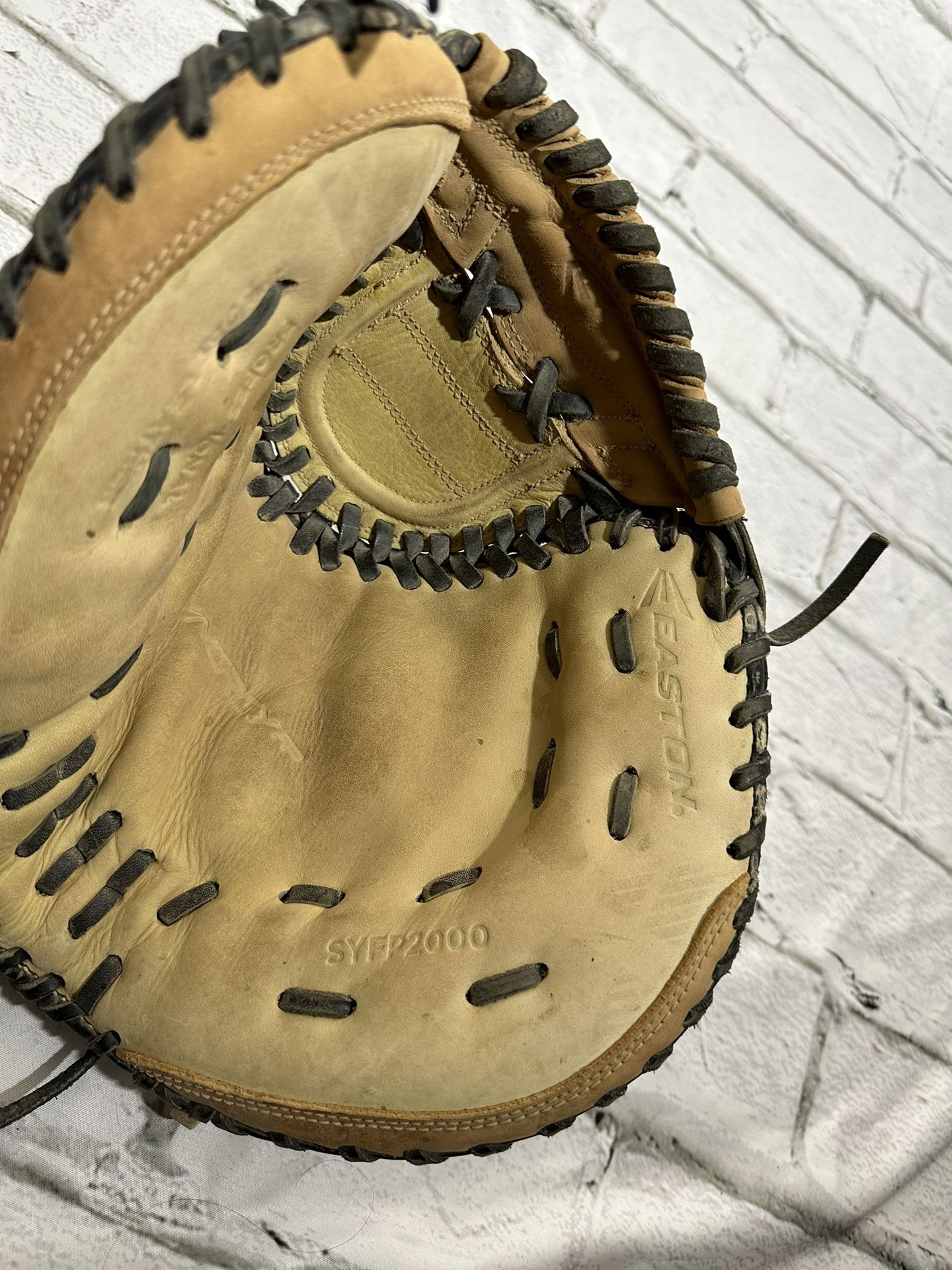 Girls catcher mitt for Sale in Moreno Valley, CA OfferUp