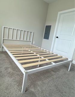 Queen Metal Platform Bed Frame – White – Excellent Condition