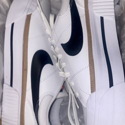 Women’s Nike Shoes 8.5 