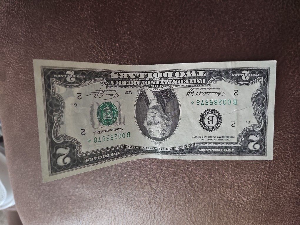 Star Points On 2 Dollar Bill In 1976 