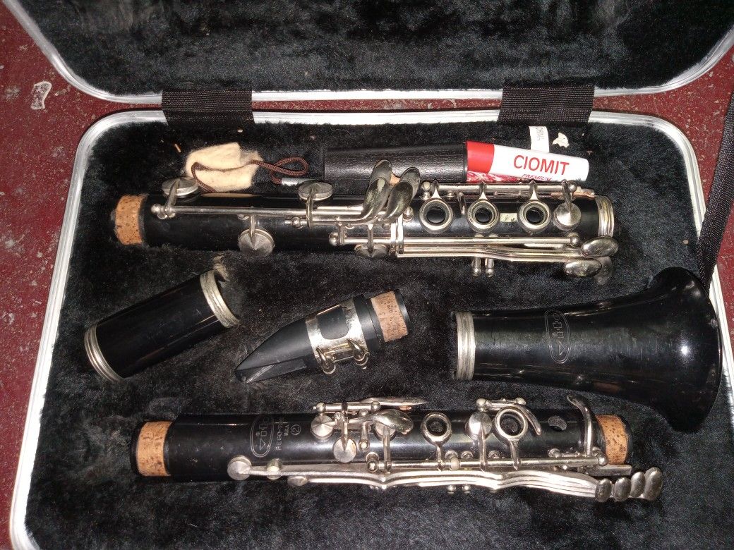 VITO CLARINET WITH CASE 