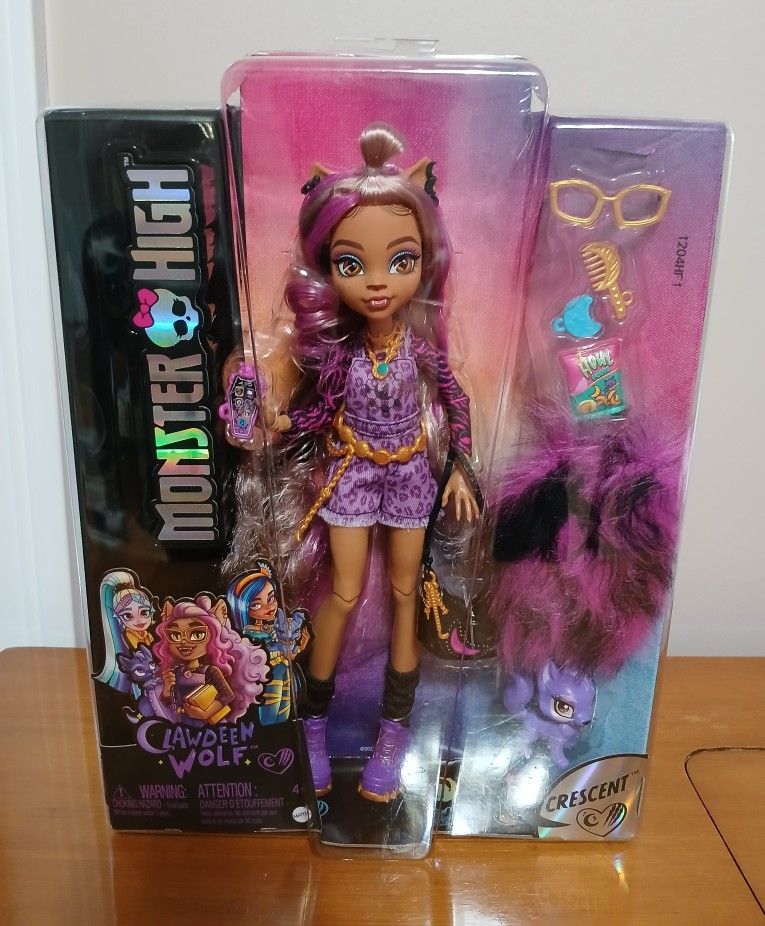 NEW. Monster High Clawdeen Wolf DOLL w/ Crescent - Sealed Box