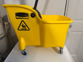 Rubbermaid Commercial Tandem 31 Qt. Mop Bucket with Wringer Combo only 1 available