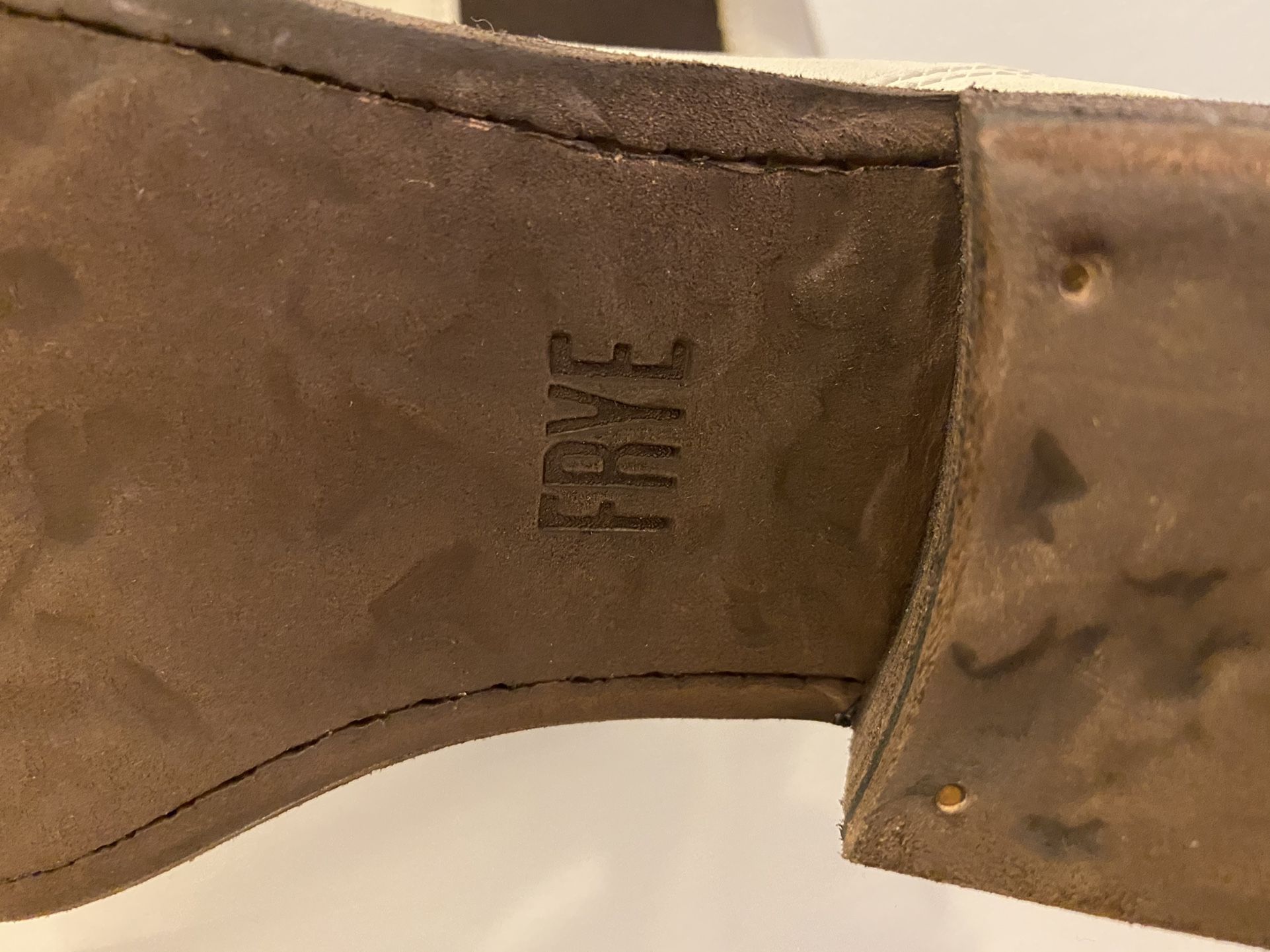 FRYE CARSON LEATHER CHELSEA BOOTS 8