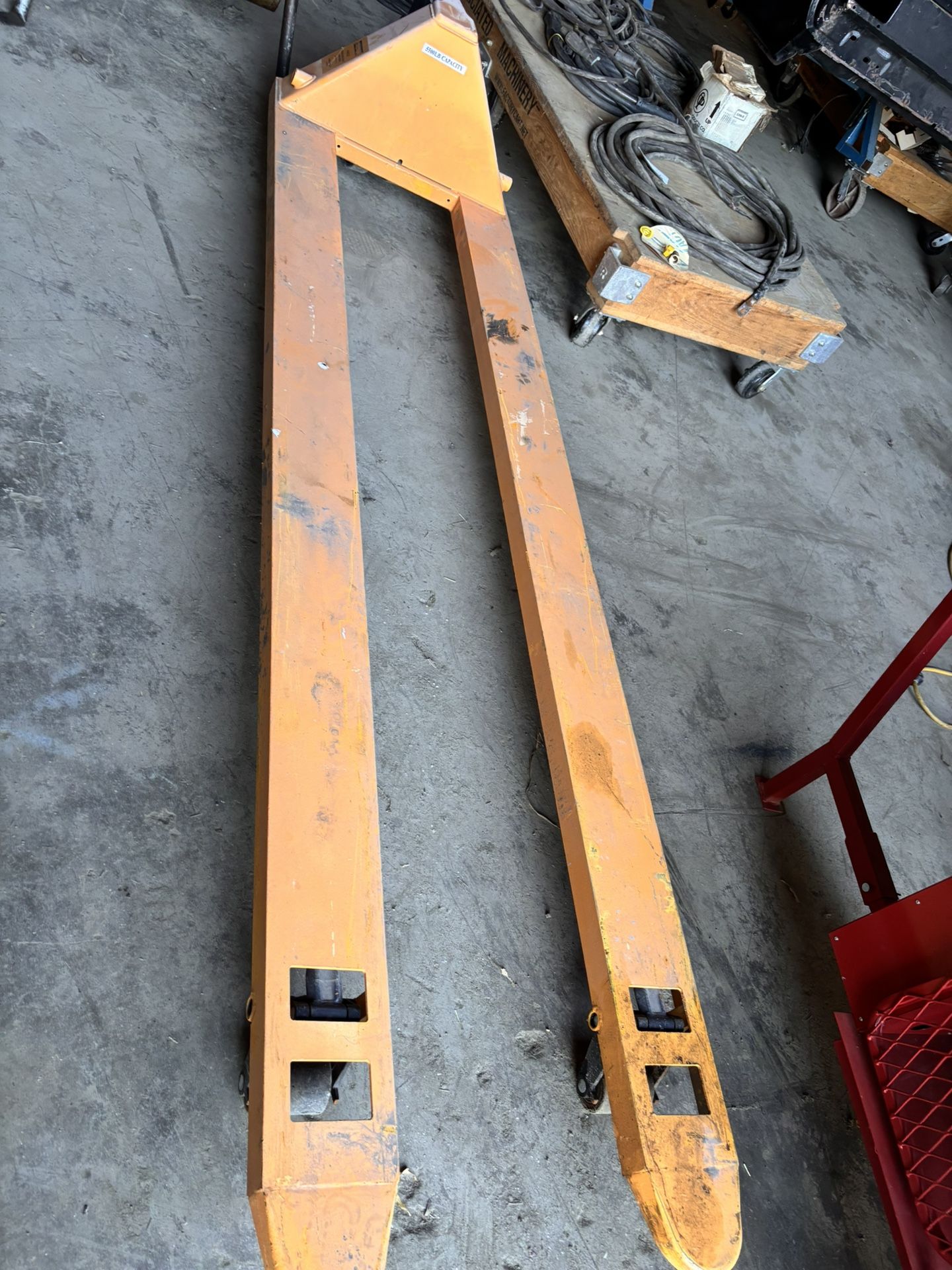 8’ LONG 5500LBS CAPACITY PALLET JACK