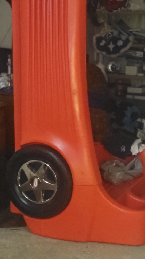 LITTLE TIKES RACECAR BED