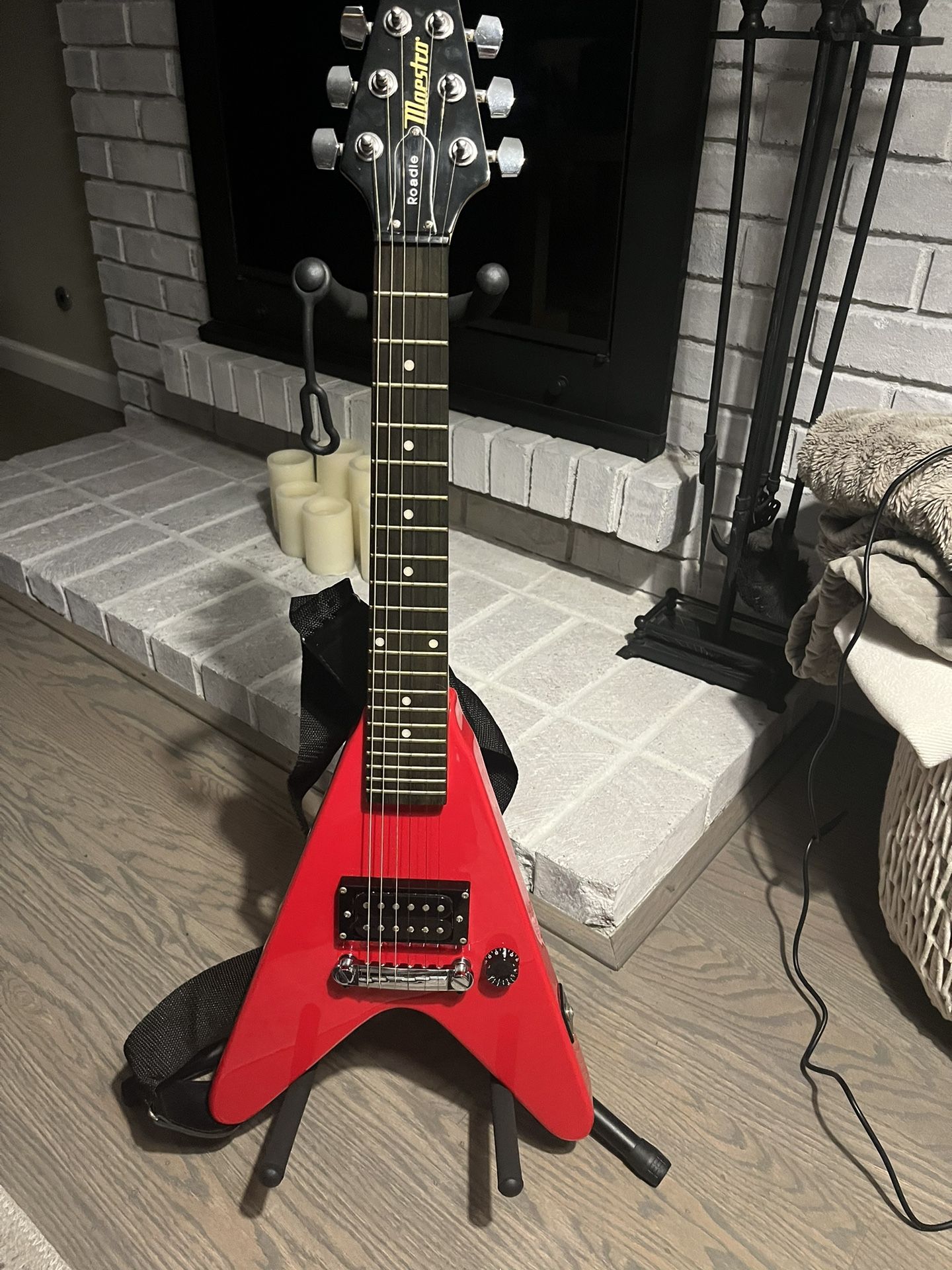 Maestro Roadie Mini Flying V w/Fender 10G  & Maestro Battery Mini Amp