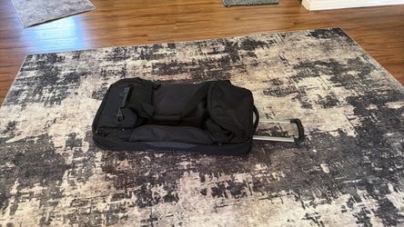 Rolling duffle with handle